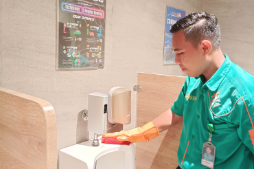 Pelaksanaan layanan kebersihan oleh PT Peduli Cepat Internasional