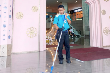 Pelaksanaan layanan kebersihan oleh PT Peduli Cepat Internasional